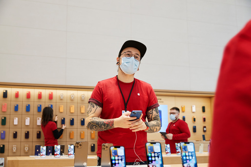 Apple Rosenthaler Straße 團隊成員準備 iPhone 展示枱。