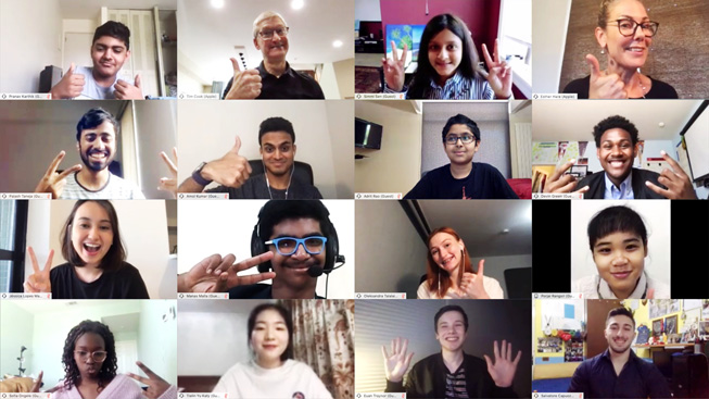 Tim Cook ve Esther Hare, WWDC20 Swift Student Challenge’ı kazananlarla birlikte. 