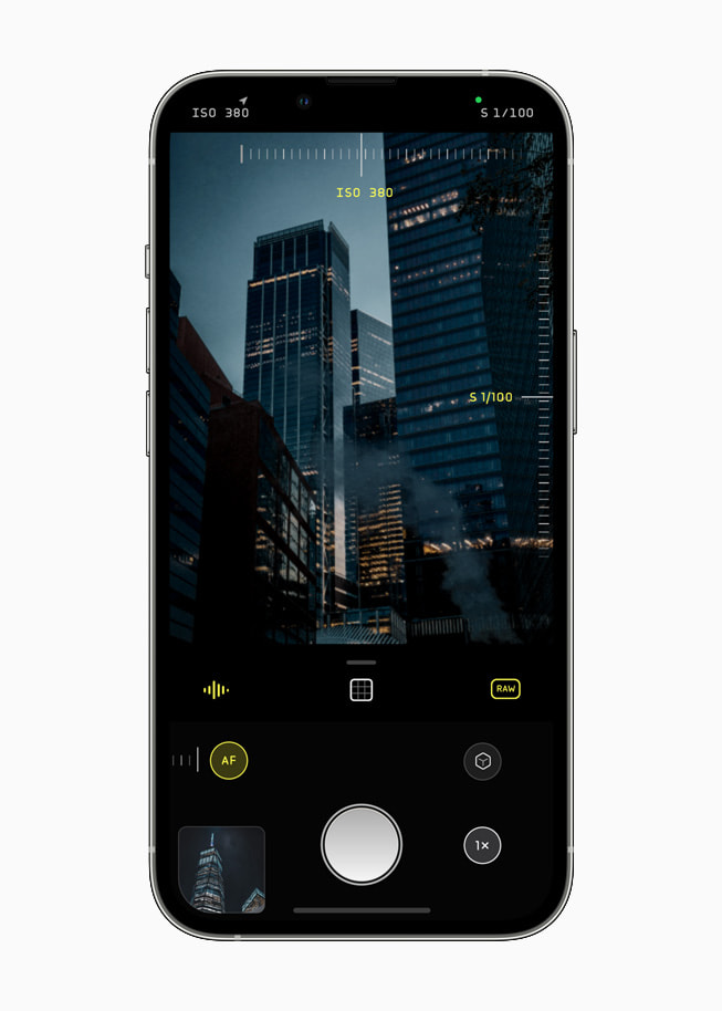 Halide Mark II körs på en iPhone 13 Pro i silver.