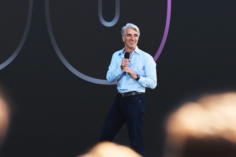 Craig Federighi accueille les développeurs à la WWDC22.