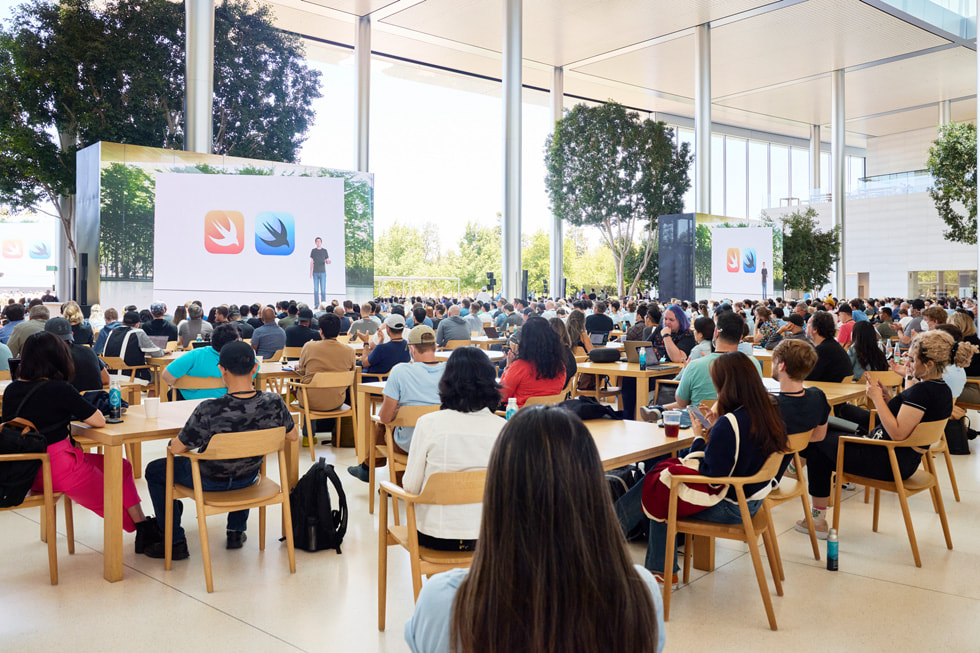 Des étudiants assistent à une présentation de SwiftUI à la WWDC22.
