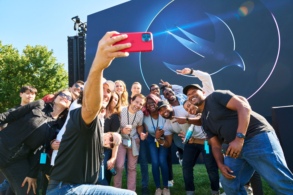 Les développeurs de l’Entrepreneur Camp prennent un selfie de groupe avec Esther Hare, senior director of Worldwide Developer Marketing.
