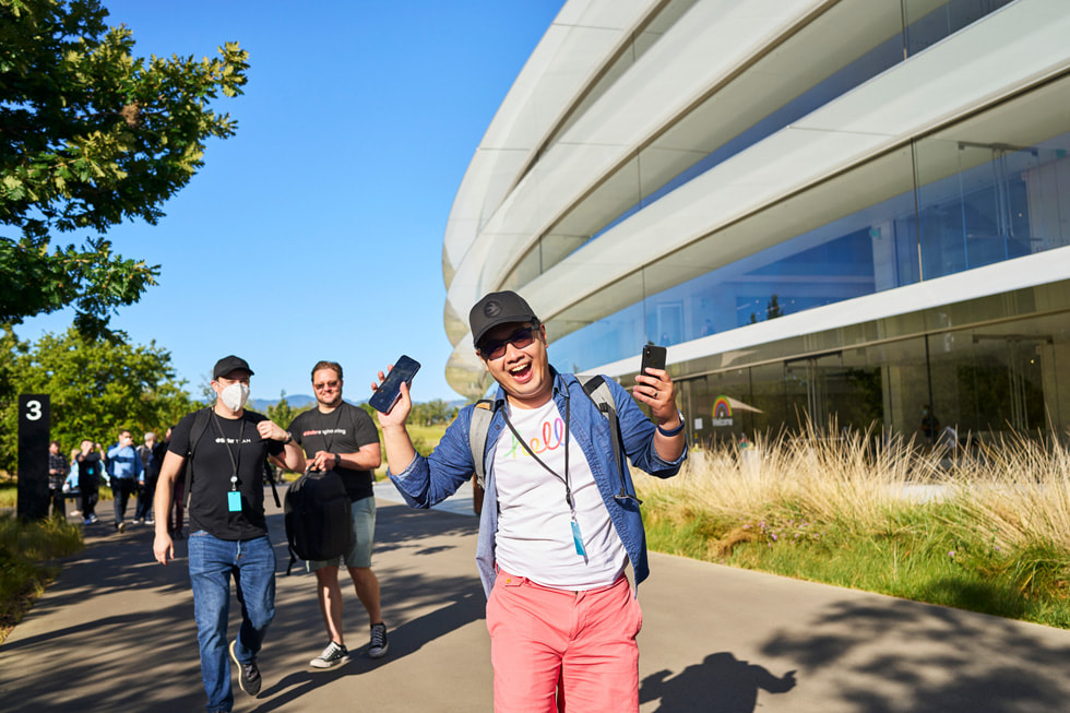 Les participants se promènent à l’extérieur de l’anneau d’Apple Park.