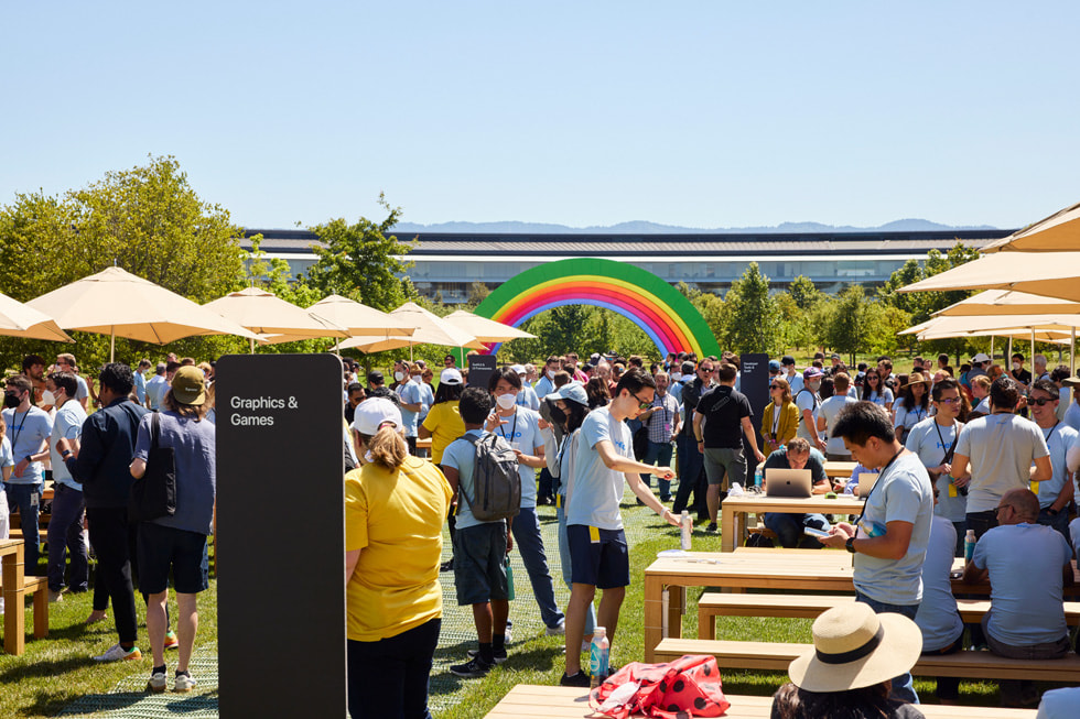 Des participants à la WWDC22 lors d’une session de rencontres des équipes Apple, à Apple Park.
