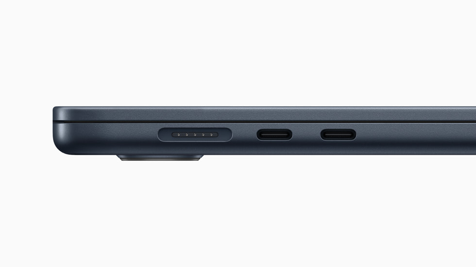 Et nærbillede af MagSafe-porten på den nye 15" MacBook Air i farven midnat.