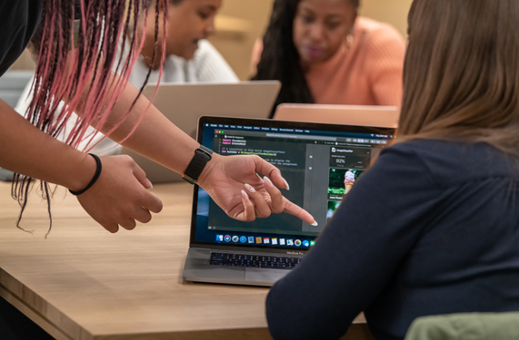 Apple ekibinin bir üyesi bir katılımcıya eğitim veriyor. 