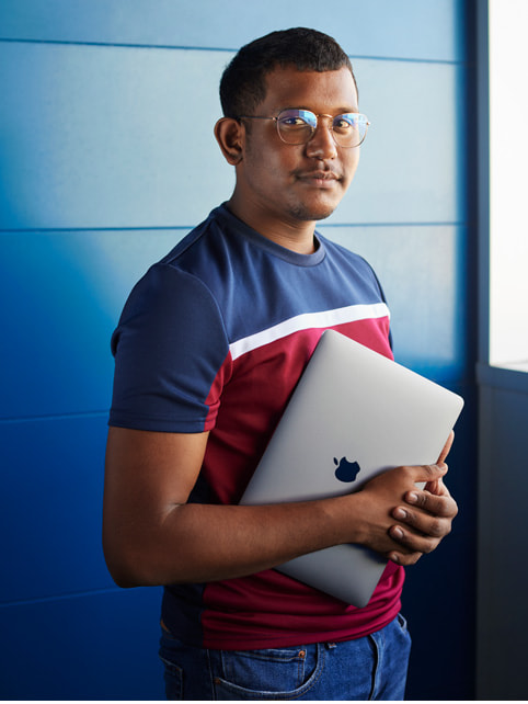 Zdjęcie portretowe Aristide’a Laugi, studenta Developer Academy w Neapolu.