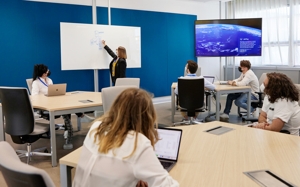 Uczniowie w jednej z sal ośrodka Developer Academy w Neapolu uczą się od wykładowczyni.