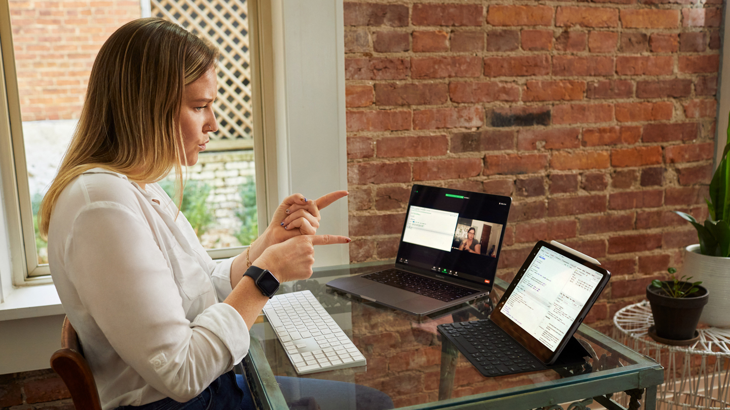 SaraBeth usa el lenguaje de señas americano en su iPad Pro y MacBook Pro.