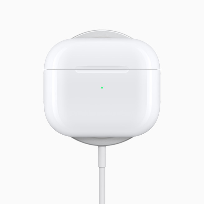 AirPods(3세대)과 MagSafe 충전기.