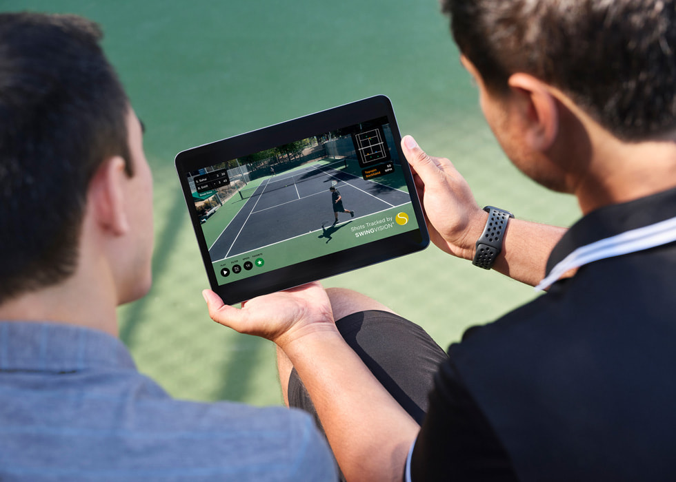 يحمل ساهاي iPad يظهر صوراً مسجلة للمباراة حيث يشاهدها اللاعب وخصمه.