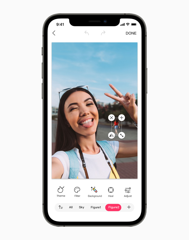 Photo montrant comment retoucher l’arrière‑plan d’une image dans l’app Makaron présentée sur un iPhone 12 Pro.