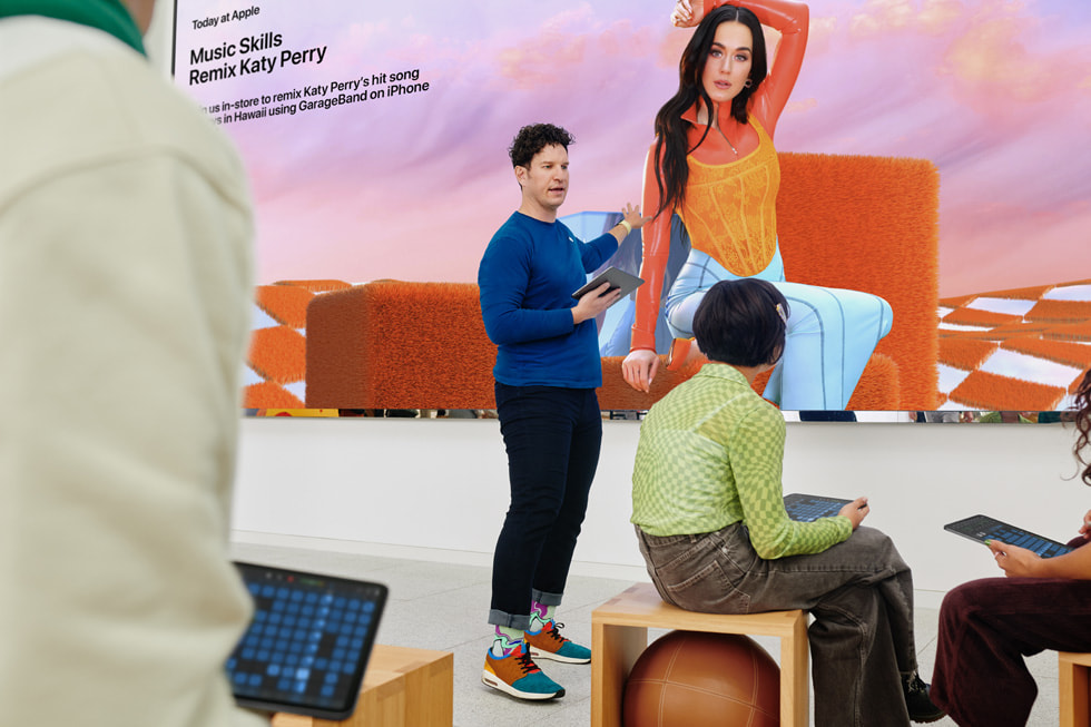 Apple The Grove 내부에서 진행되는 Today at Apple 세션 뮤직 기본기: Katy Perry 리믹스.