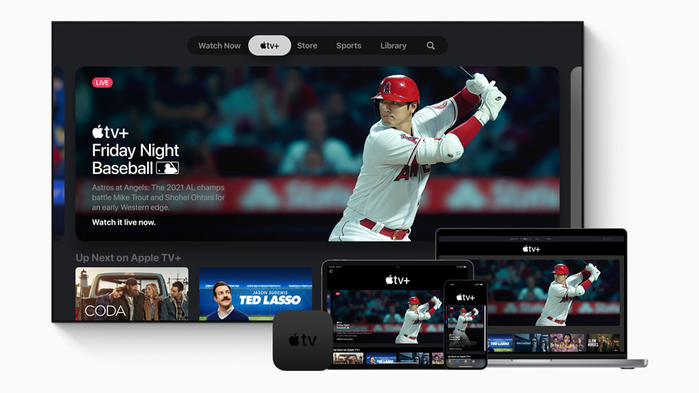 スマートテレビとApple TV 4K、iPad Pro、iPhone 13、MacBook ProのApple TV+に表示された「フライデーナイト ベースボール」のバナー。