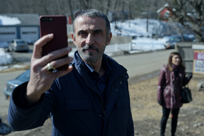 Shaun Toub, der tager et billede, og i “Little America”.