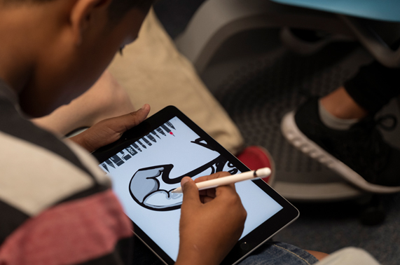 Studerende tegner med Apple Pencil på en iPad.