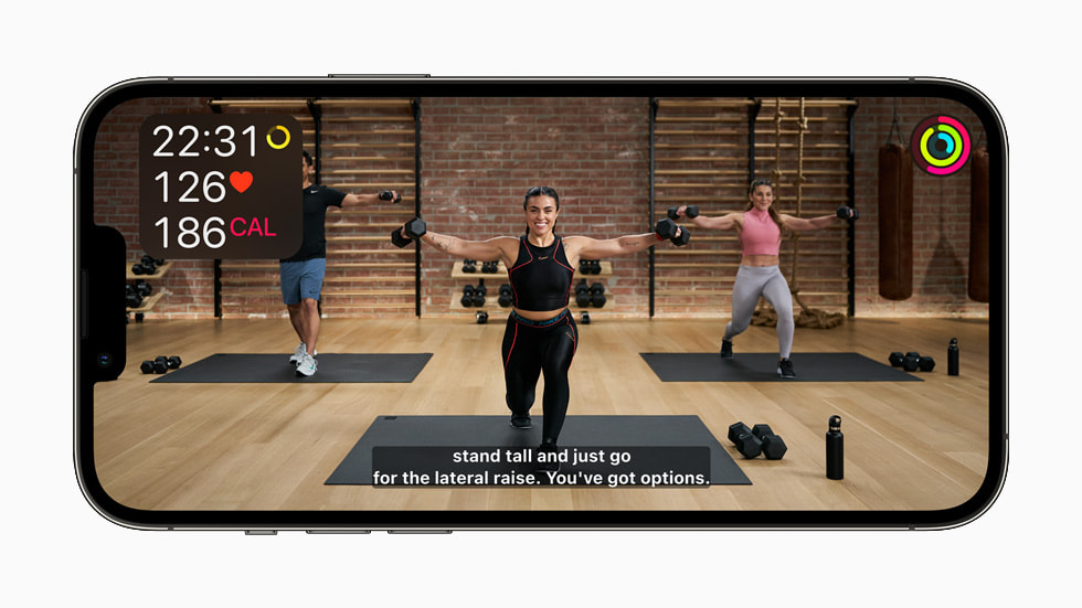 ترجمة باللغة الإنجليزية أثناء ممارسة تمرين في +Fitness معروضة على iPhone 13 Pro.