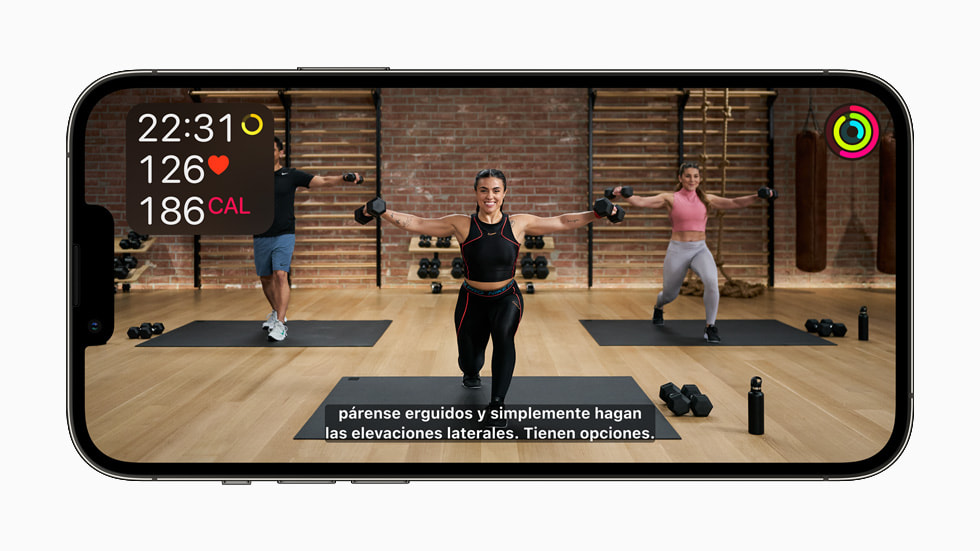 ترجمة باللغة الإسبانية أثناء ممارسة تمرين في +Fitness معروضة على iPhone 13 Pro.