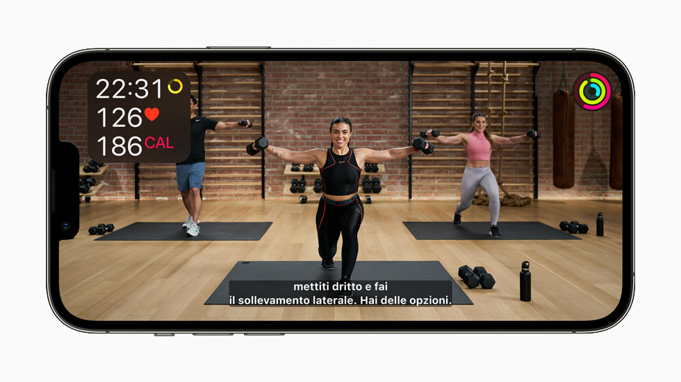 ترجمة باللغة الإيطالية أثناء ممارسة تمرين في +Fitness معروضة على iPhone 13 Pro.
