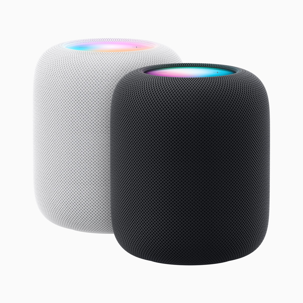 Twee HomePods (2e generatie) tegen een witte achtergrond.
