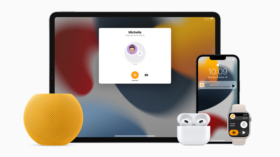 iPad Pro, AirPods(3세대), iPhone 13, Apple Watch Series 7에 걸쳐 인터컴 기능을 사용하는 HomePod mini.