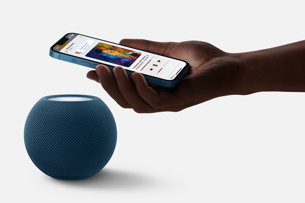 오디오 연결을 위해 HomePod mini에 가까이 가져간 iPhone 13.