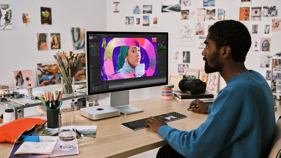 Een zakelijke gebruiker die thuiswerkt op Mac mini.