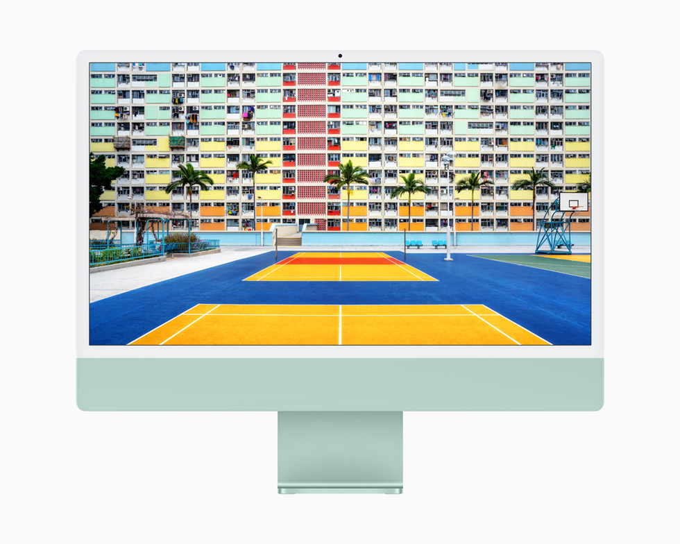 Canlı ve rengarenk açık tenis kortu, iMac’in 4.5K Retina ekranında göz alıcı bir şekilde gösteriliyor.