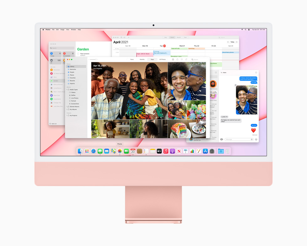 Ekranda açık duran çok sayıda uygulama, pembe bir iMac’te M1 çip ve macOS’un gücünü ve performansını sergiliyor.
