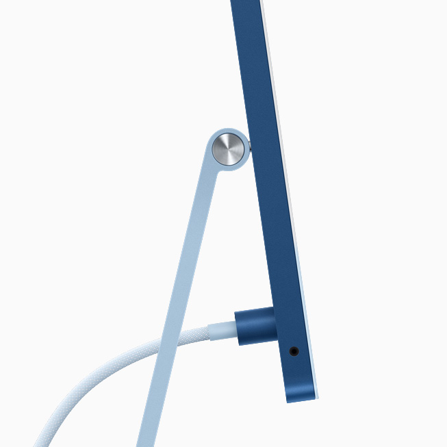 Mavi iMac modelinin güç konnektörü ve uyumlu renkte örgü kablo ile birlikte yandan görünümü.