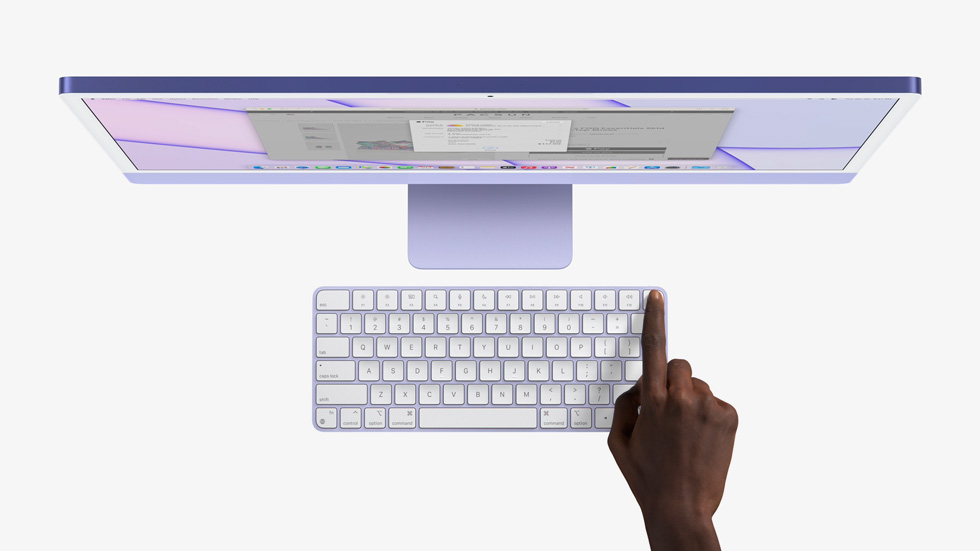 Bir parmak iMac’i açmak için Magic Keyboard’daki Touch ID düğmesine basıyor.