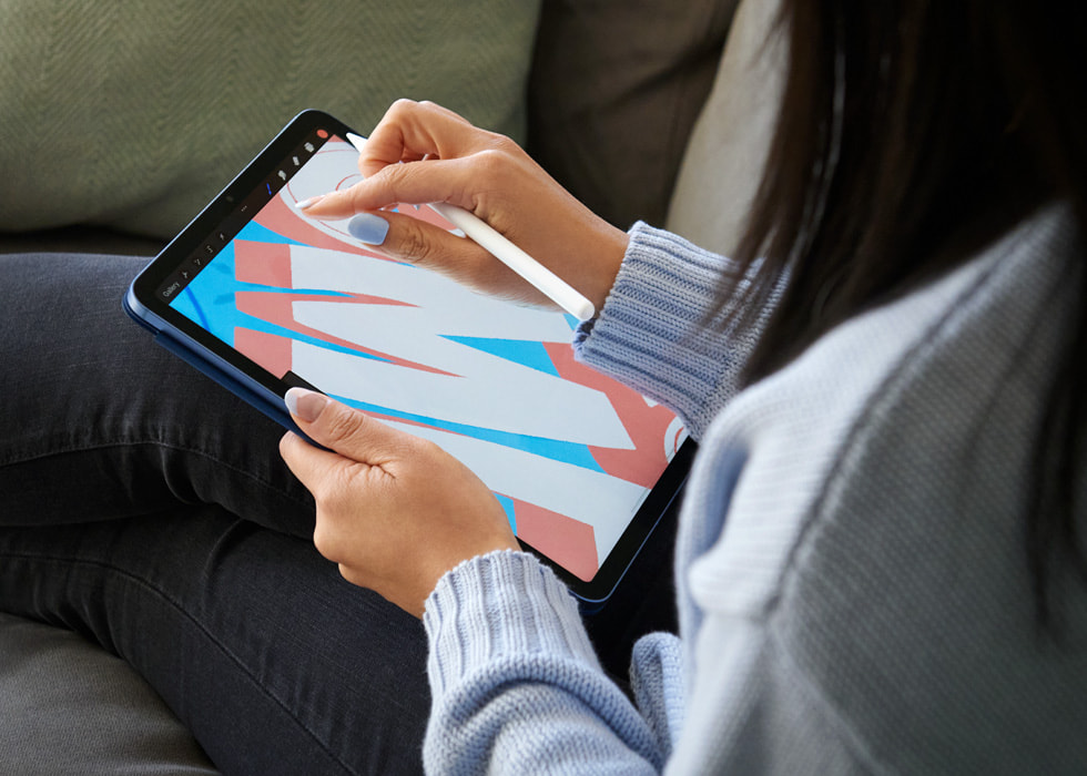 فنانة الزخرفة بالحروف بليندا كو تمارس عملها باستخدام iPad Air وApple Pencil.