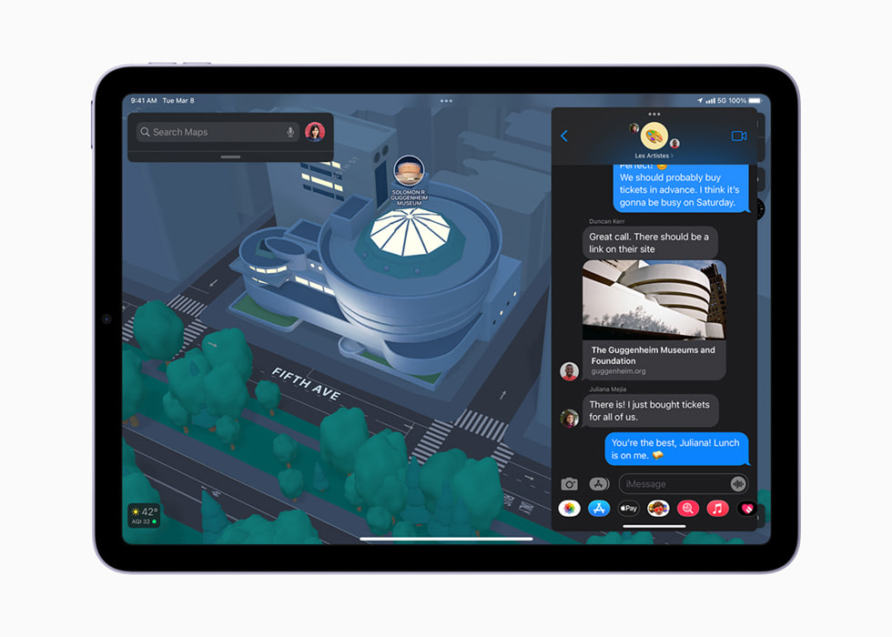 iPad Airで実行されているマップとメッセージのマルチタスキング