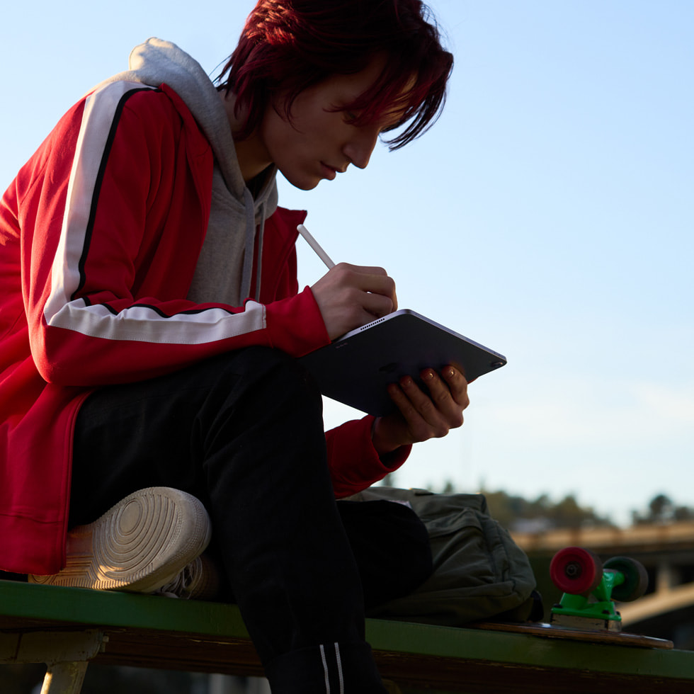 新しいiPad AirでApple Pencilを使っている人。 