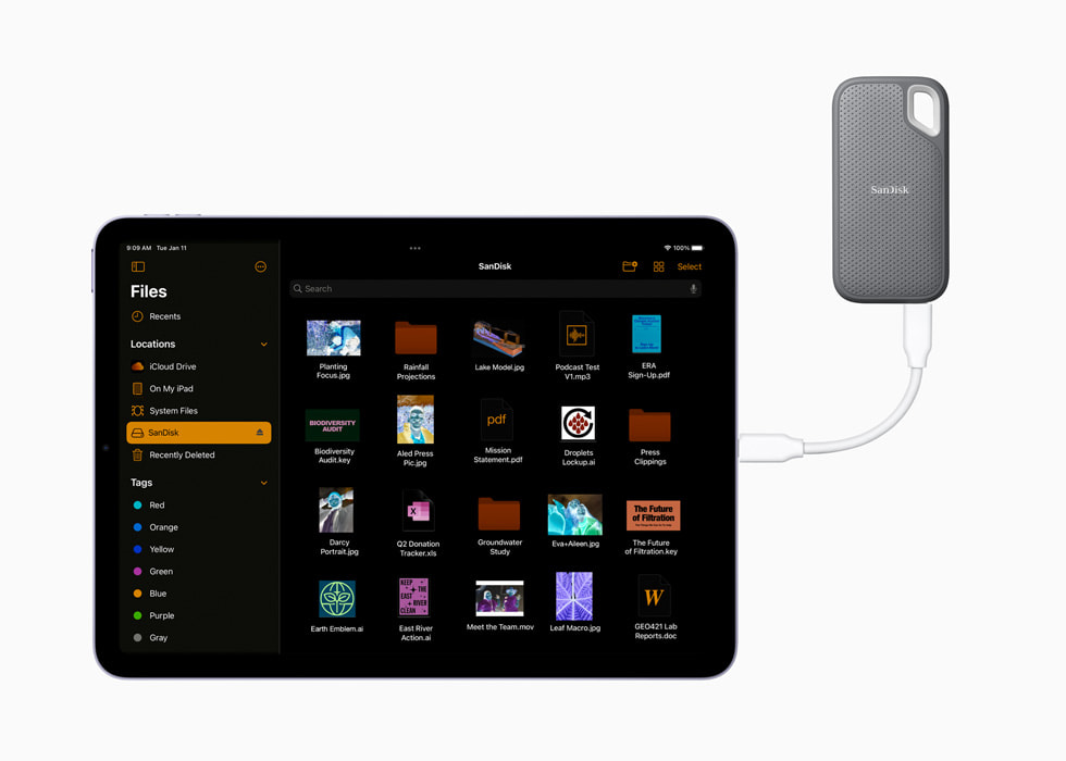 USB-Cポートを通じてiPad Airに接続されている外部ストレージドライブ 
