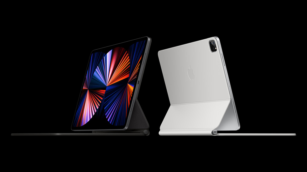 Siyah ve beyaz Magic Keyboard’lar ile eşleştirilmiş iPad Pro 