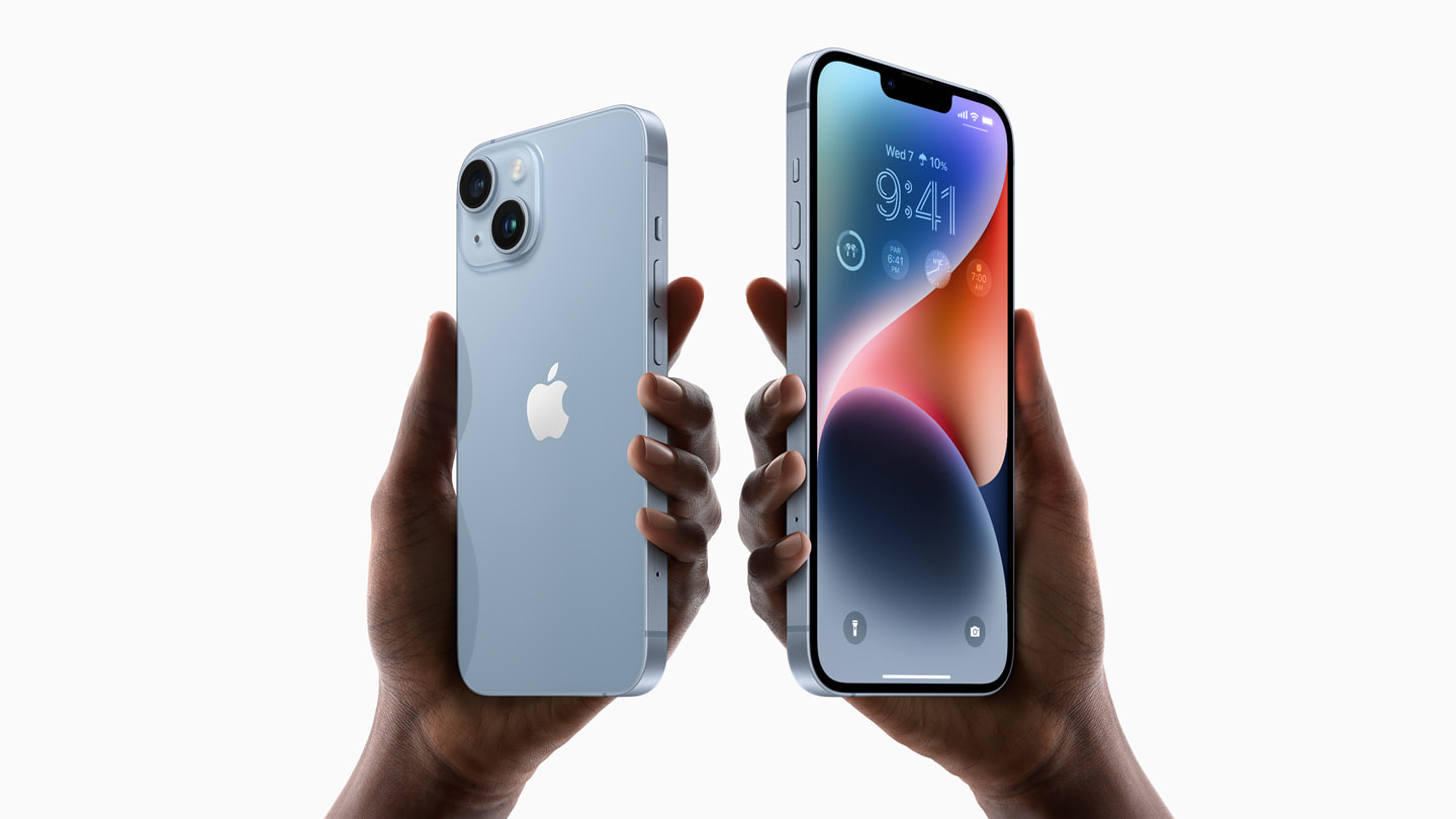 To hender holder opp iPhone 14 og iPhone 14 Plus.