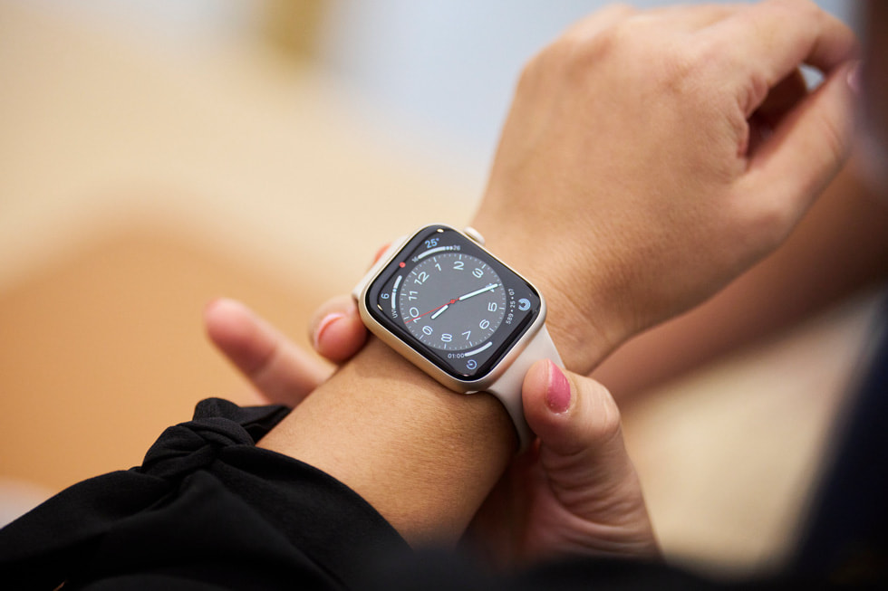 En kunde i Apple Orchard Road prøver en Apple Watch. 