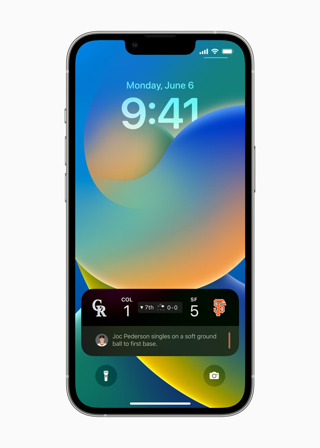 iOS 16’daki kişiselleştirilmiş Kilit Ekranı’nın alt kısmında çalan bir şarkı gösteriliyor.