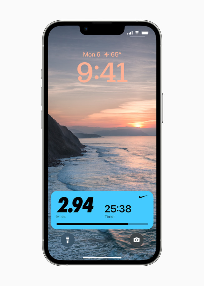 iOS 16’daki kişiselleştirilmiş Kilit Ekranı’nda bir kullanıcının Nike Run Club antrenmanının ilerleme durumu gösteriliyor.