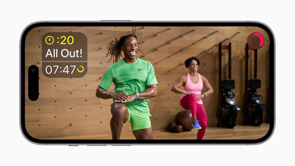En Apple Fitness+-instruktør leder en treningsøkt.