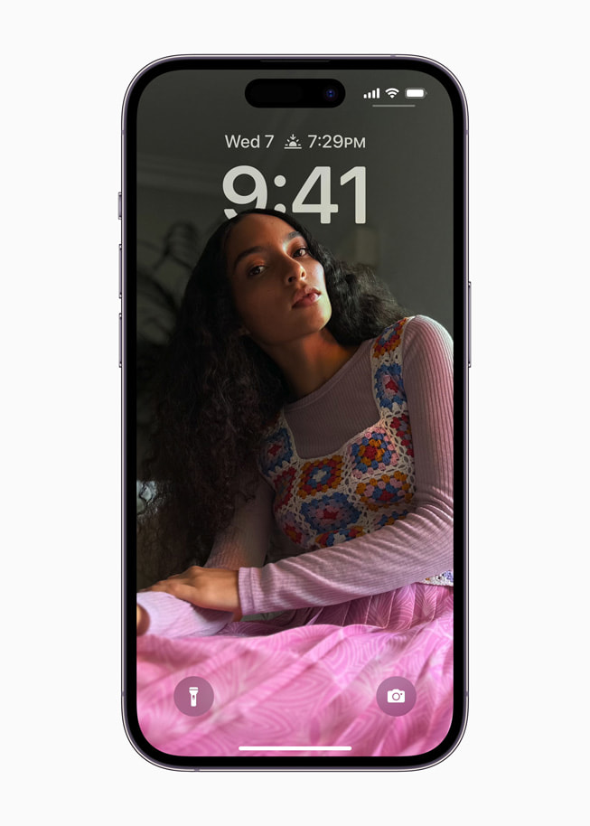 Bildet viser det nye designet for låst skjerm i iOS 16.