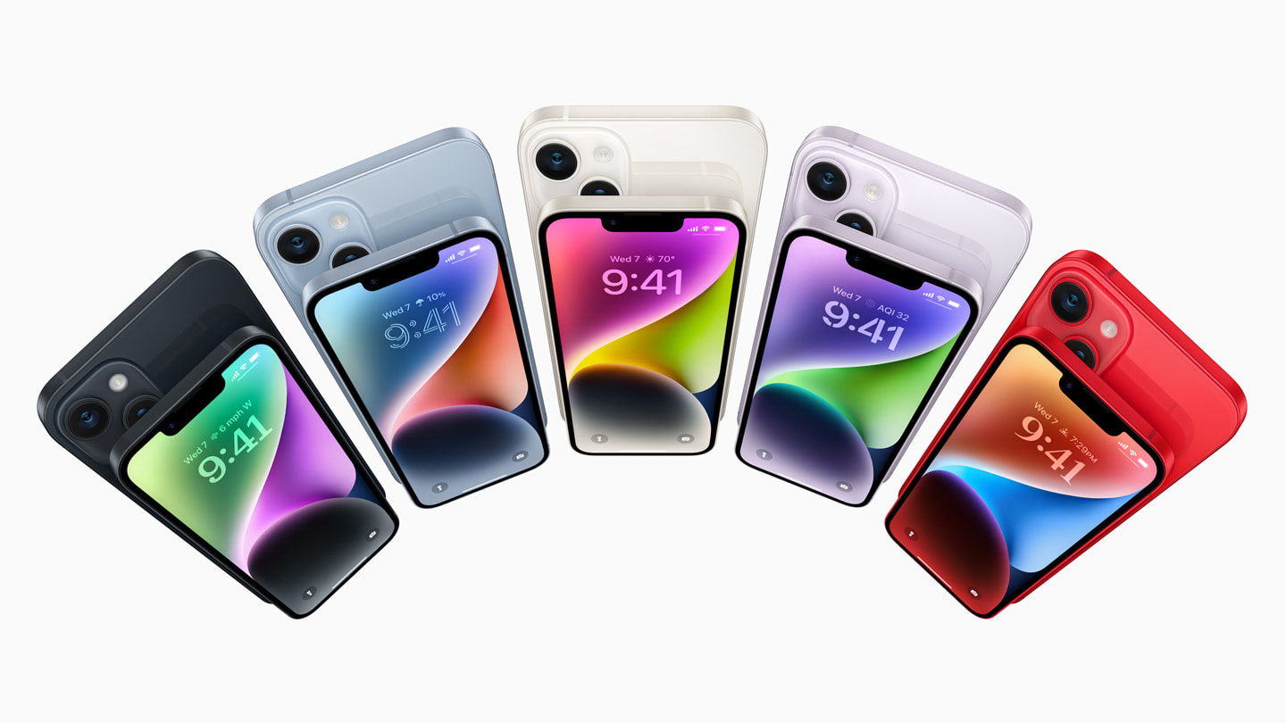 Bildet viser ti iPhone 14- og iPhone 14 Plus-enheter plassert i en bue.