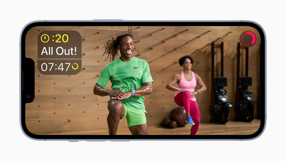 En Apple Fitness+-instruktør leder en treningsøkt.