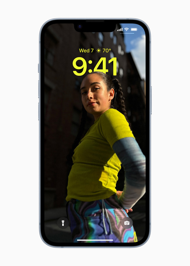 Bildet viser det nye designet for låst skjerm i iOS 16.