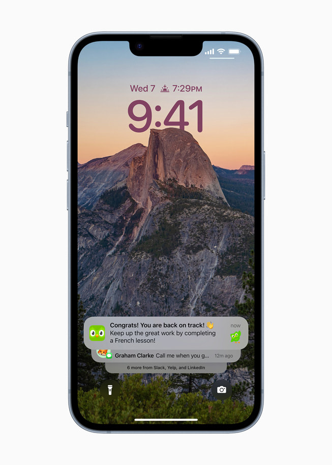En iPhone med iOS 16 viser nye varslinger rulle opp nederst på skjermen.