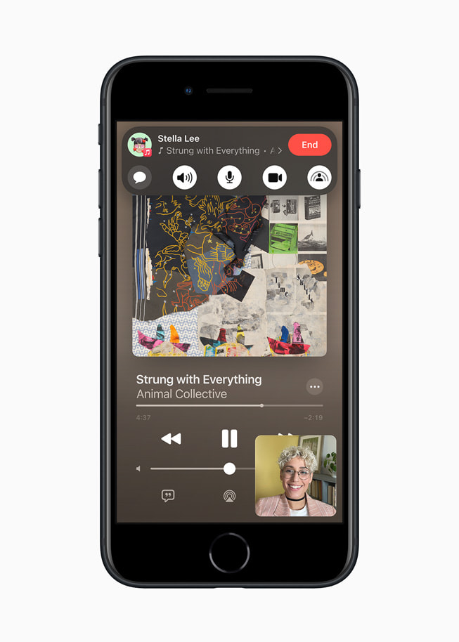 ミッドナイトの新しいiPhone SEで、iOS 15のSharePlay機能を使って友人と音楽を聴いている様子