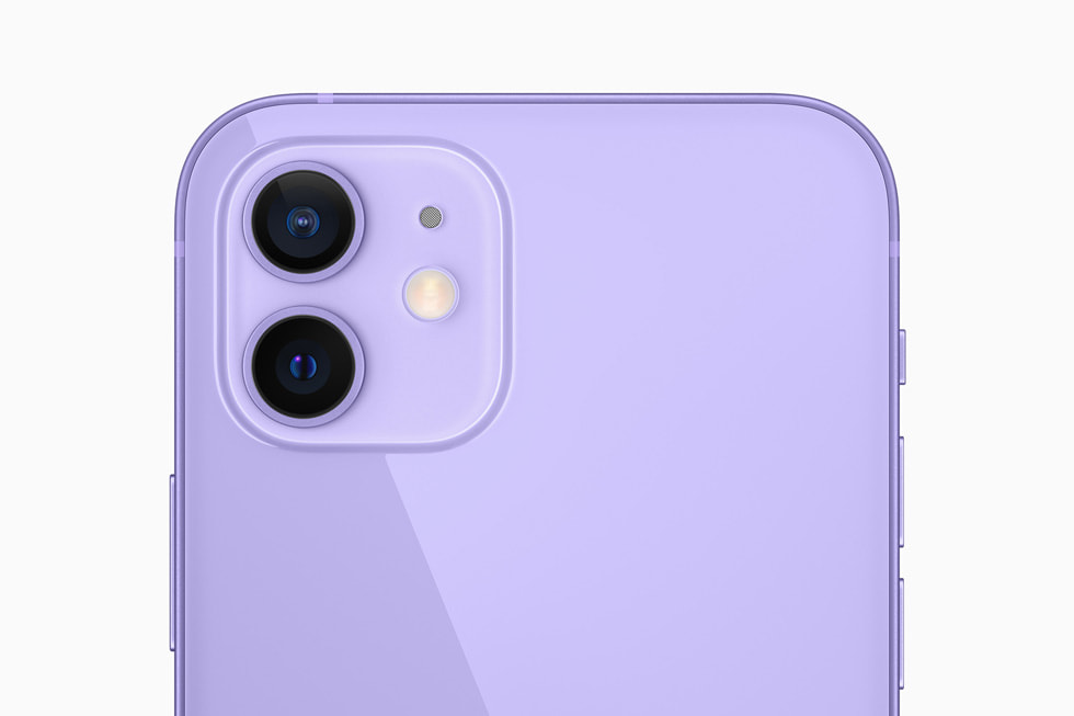 Mor iPhone 12’deki çift kamera sistemi.
