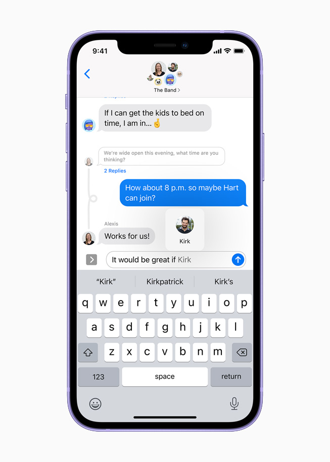 Mor iPhone 12’nin ekranında Mesajlar uygulaması. 