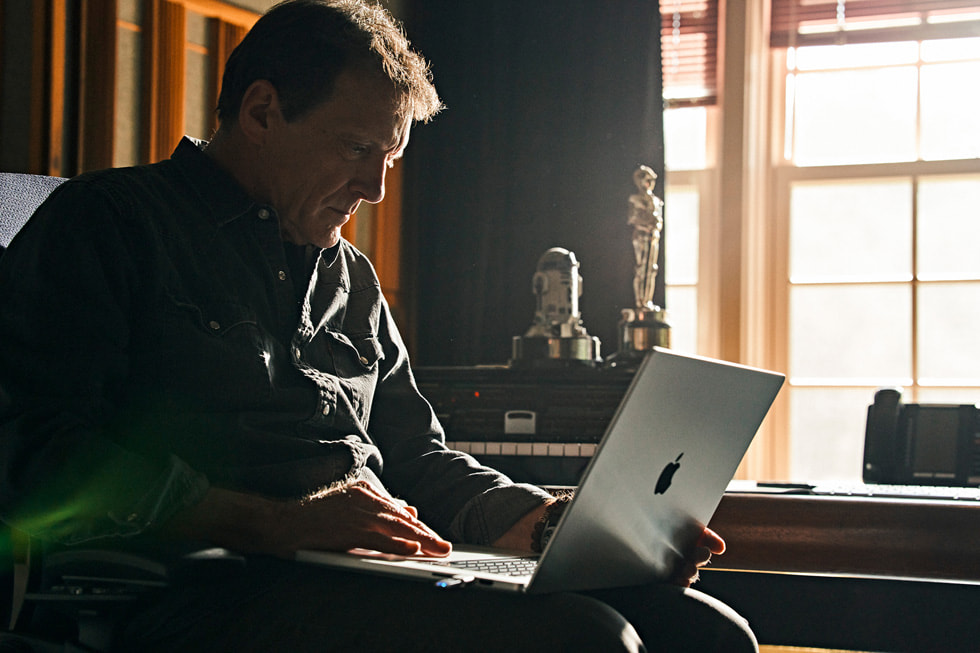 توم مايرز يستخدم جهاز MacBook في Skywalker Sound.